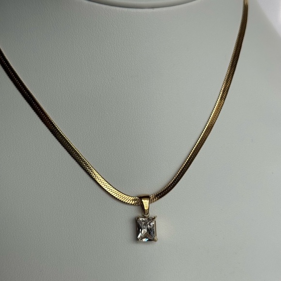 Elegant Gold Necklace with Cubic Zirconia Pendant - Picture 3 of 4